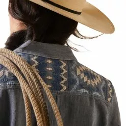 Ariat® Ladies R.E.A.L Billie Jean Embroidered Chambray Shirt 10043451 8 Ariat® Ladies R.E.A.L Billie Jean Embroidered Chambray Shirt 10043451 -Wildwest Store S23 WMS WEST 10043451 detail01