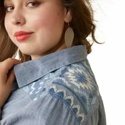 Ariat® Ladies R.E.A.L Billie Jean Embroidered Chambray Shirt 10043451 7 Ariat® Ladies R.E.A.L Billie Jean Embroidered Chambray Shirt 10043451 -Wildwest Store S23 WMS WEST 10043451 detail01 plus