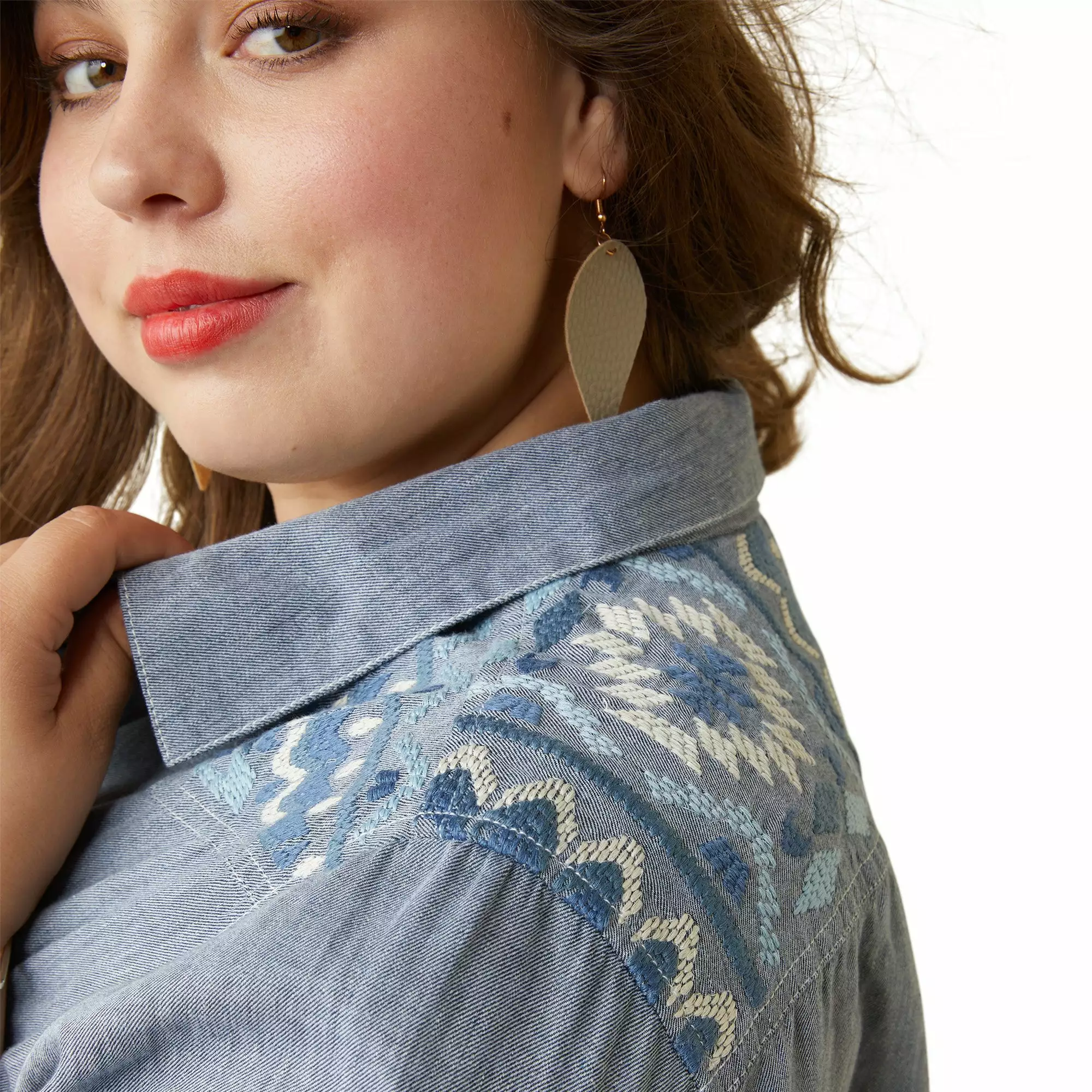 Ariat® Ladies R.E.A.L Billie Jean Embroidered Chambray Shirt 10043451 Ariat® Ladies R.E.A.L Billie Jean Embroidered Chambray Shirt 10043451 -Wildwest Store S23 WMS WEST 10043451 detail01 plus